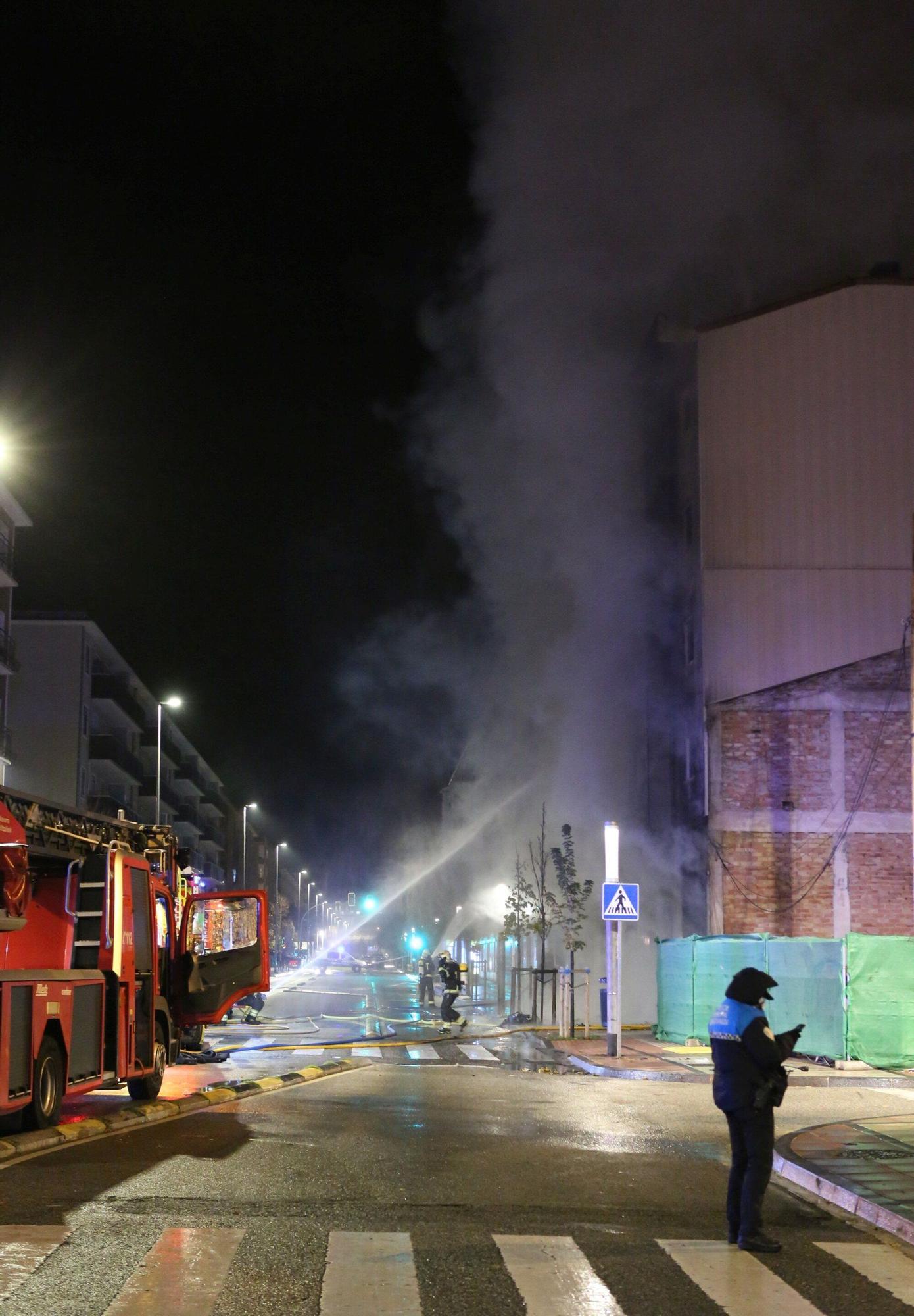Fotos del incendio de un bazar en la Rochapea