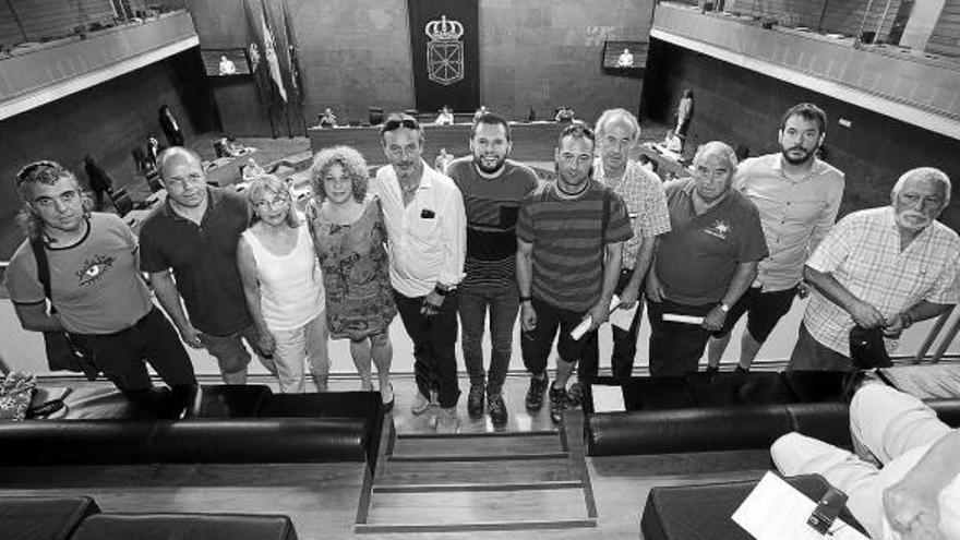 Los alcaldes y concejales de varias localidades beneficiadas por el cambio en el Parlamento.
