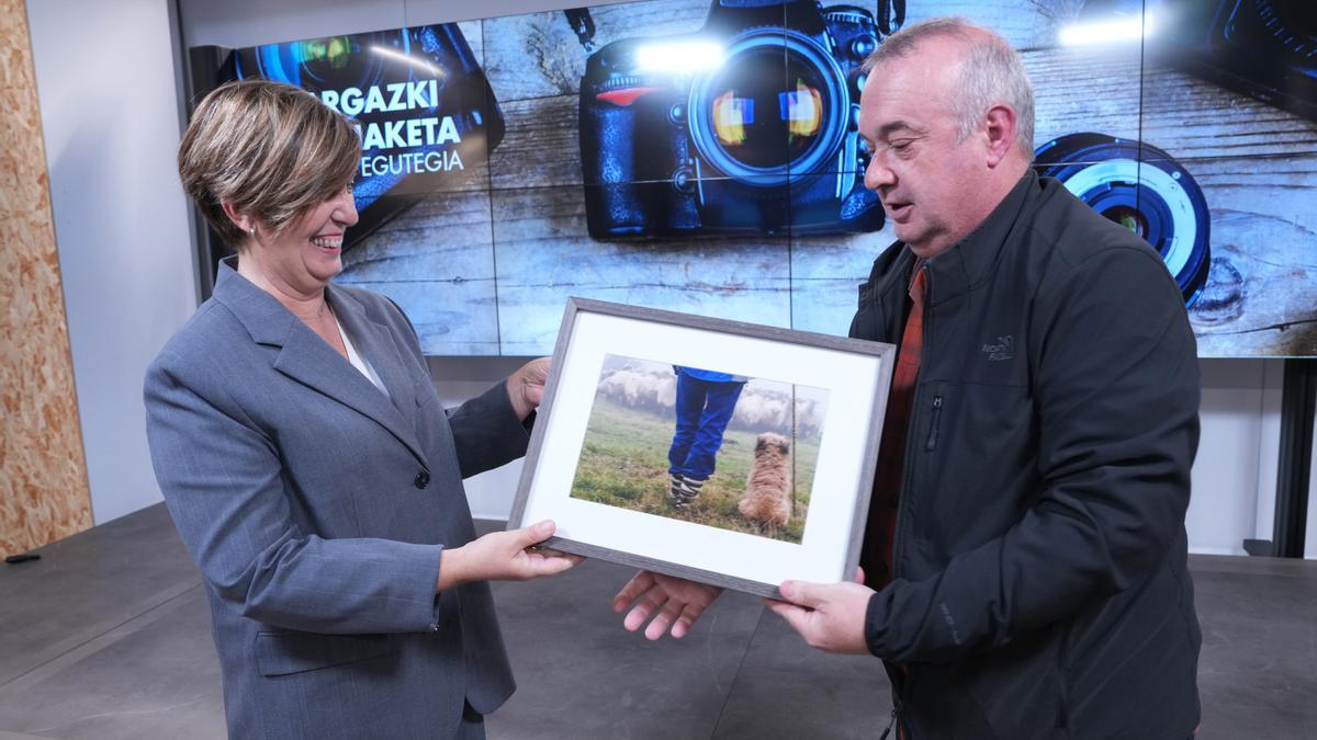 Irune Berasaluze, junto con Joserra Txintxurreta, quien ha resultado ganador del concurso del calendario de la Diputación de Gipuzkoa para 2026
