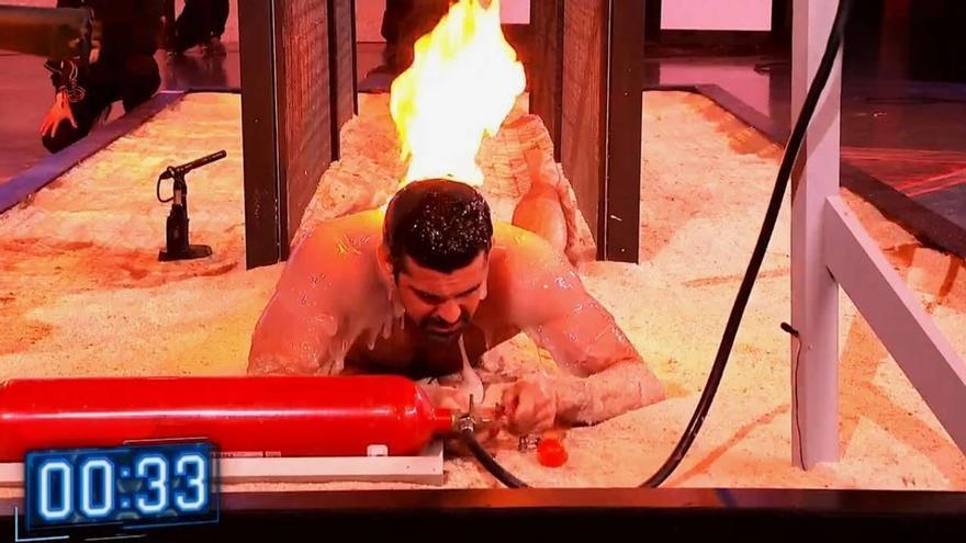 En llamas, sin ropa e intentando conseguir un extintor: las imágenes de la nueva temporada de 'El Desafío' desatan la polémica