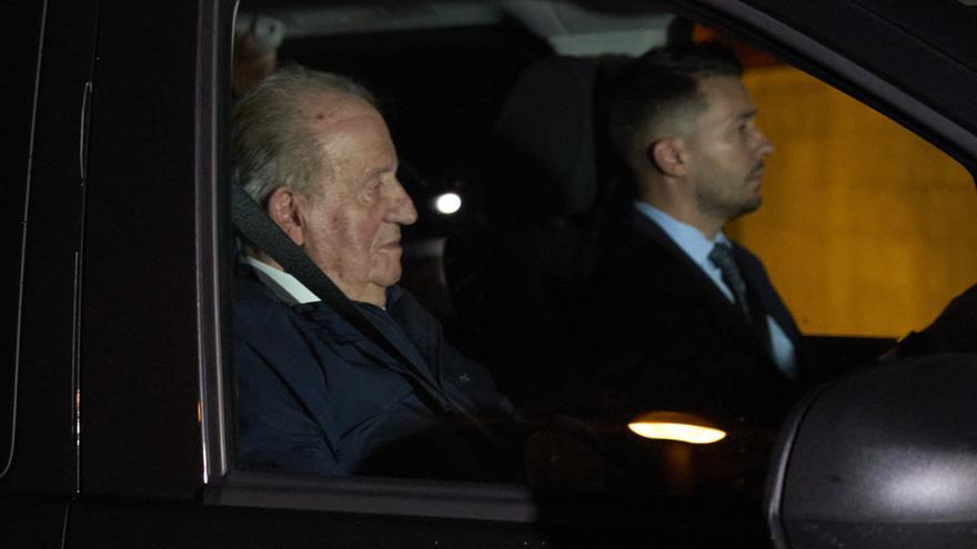 El rey Juan Carlos aterriza en Vitoria-Gasteiz en plena polémica tras publicar sus memorias