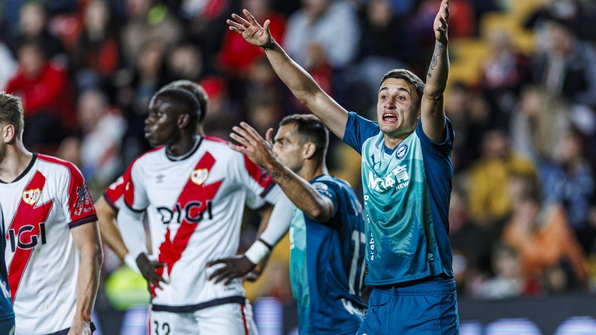 Tenaglia alza los brazos en un momento del partido en Vallecas
