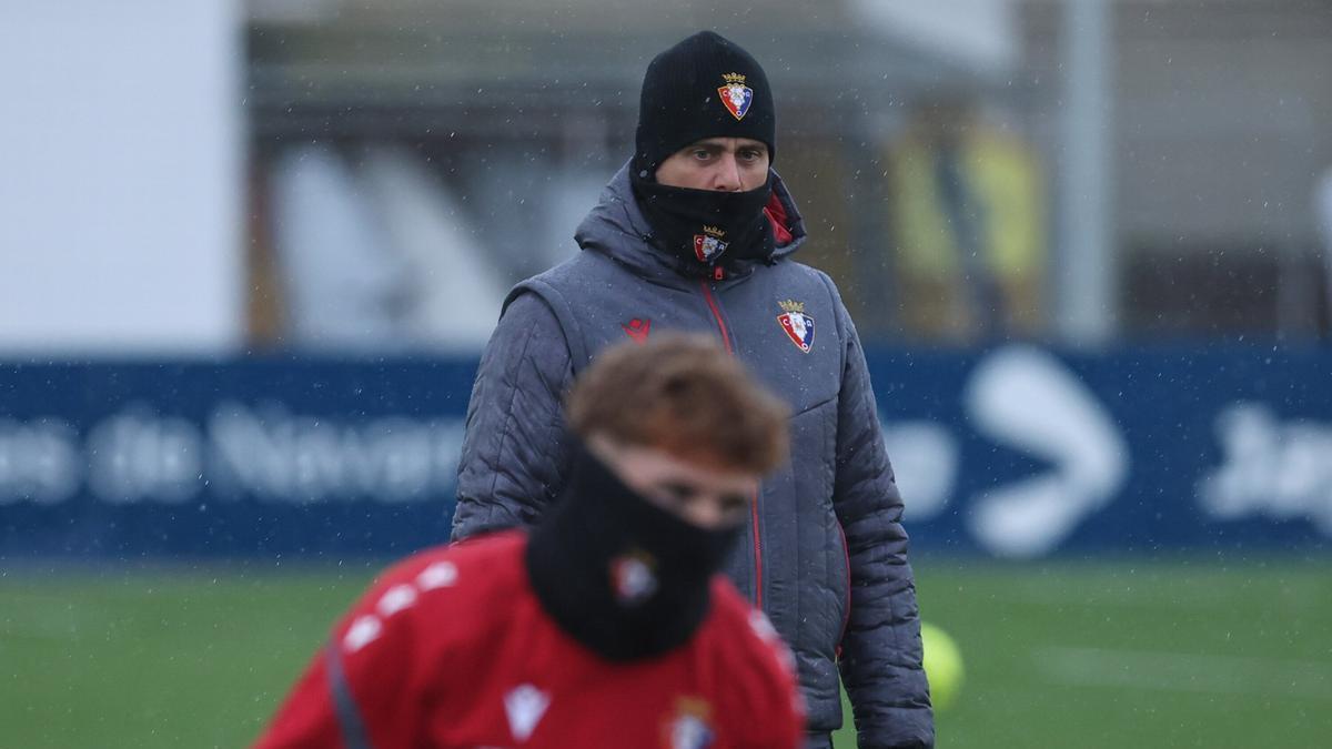Alessio Lisci presencia, abrigado, el entrenamiento.