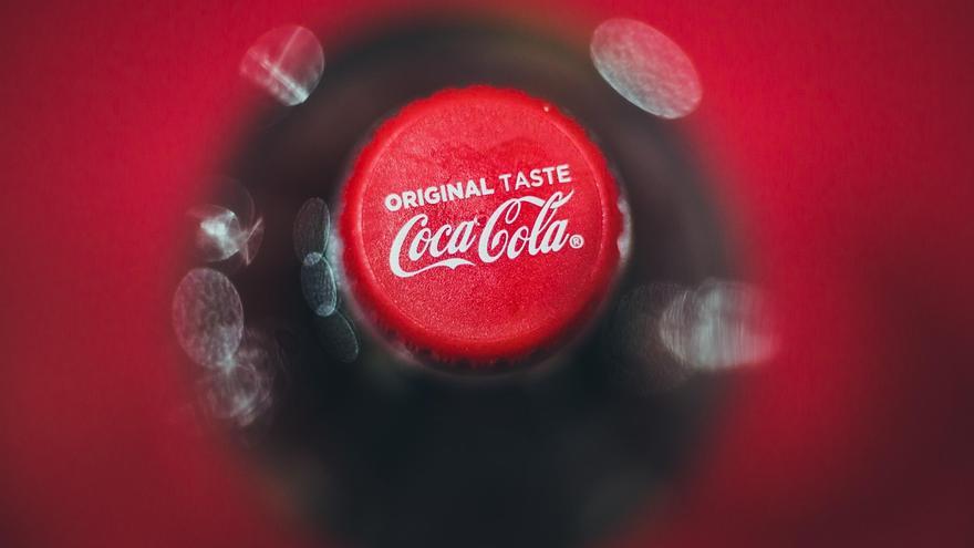 Trump mete la cucharilla en la Coca-Cola y cambia su receta