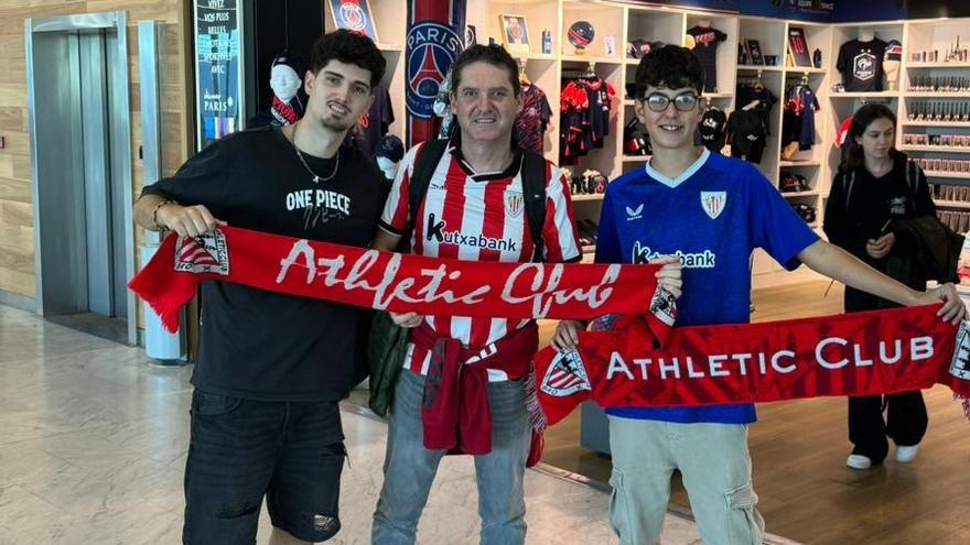 Aficionados del Athletic en el aeropuerto de París.