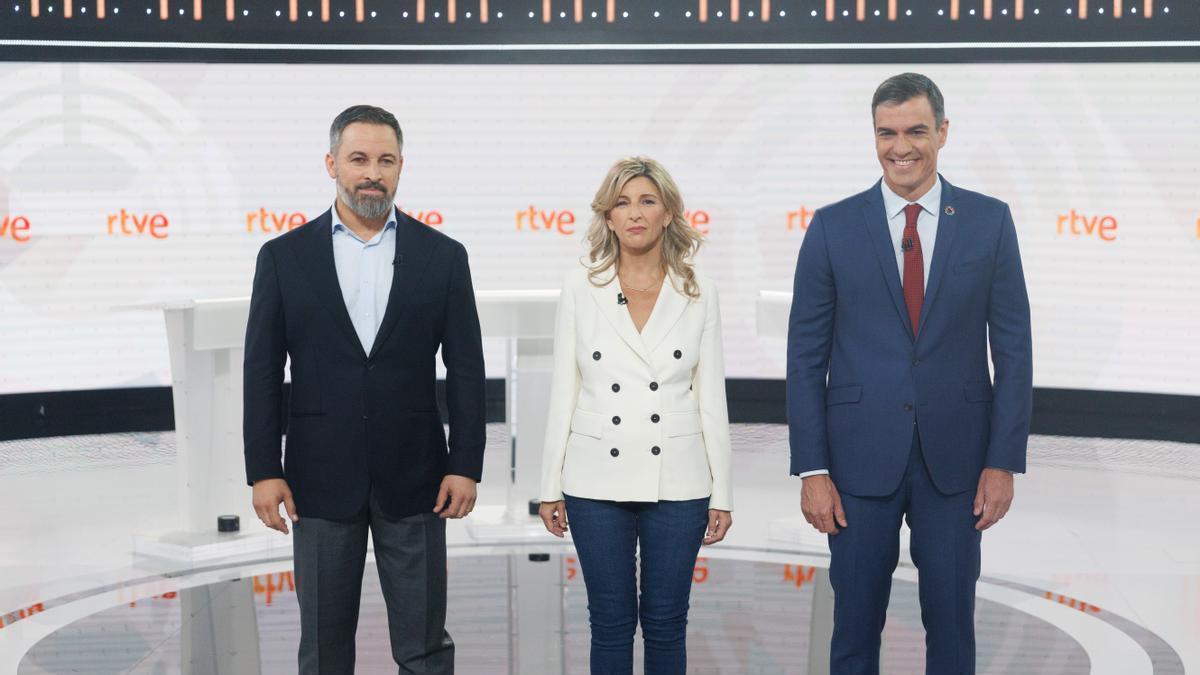 Los candidatos a la Presidencia, Santiago Abascal (Vox); Yolanda Díaz (Sumar), y Pedro Sánchez (PSOE), antes del debate electoral organizado por RTVE