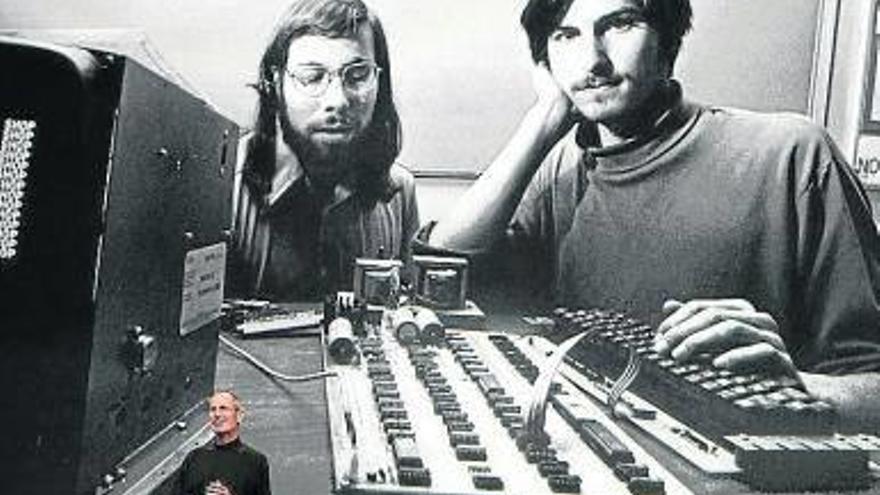 Jobs posa ante una imagen gigante en la que aparecen Wozniak y él en la década de los 70.