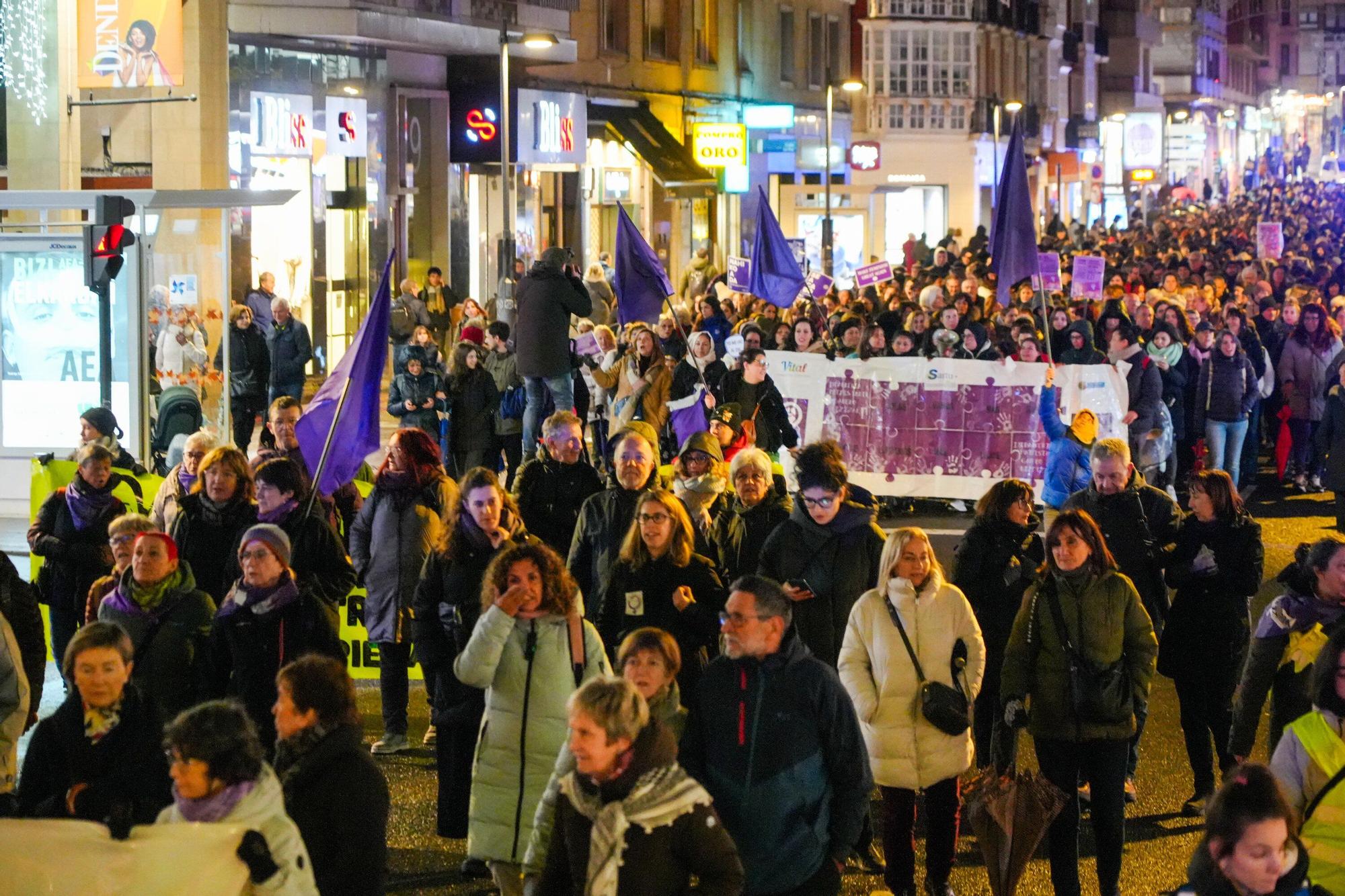 En imágenes: El Movimiento Feminista de Euskal Herria marcha por Vitoria el 25N