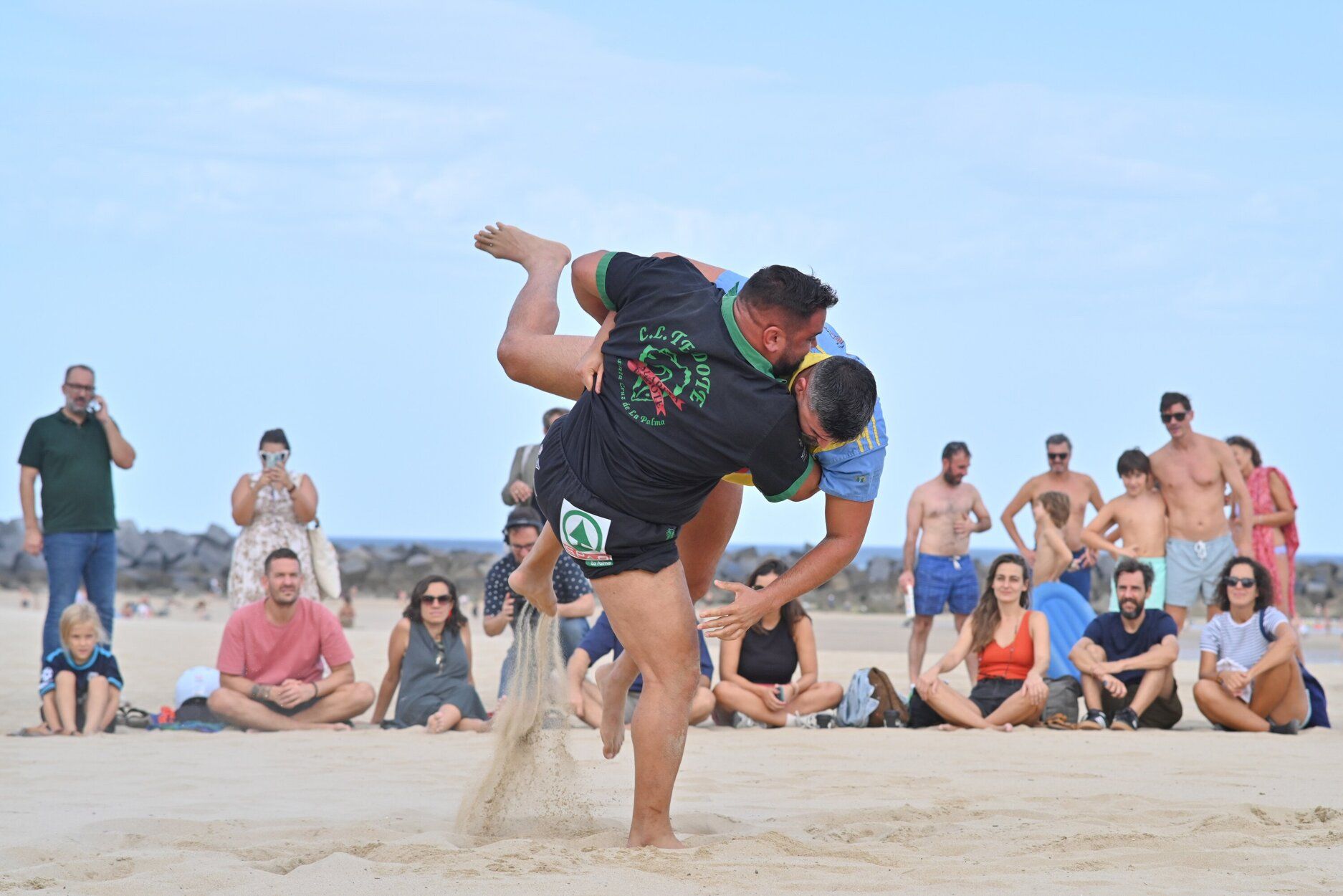 Espectacular exhibición de lucha canaria en la playa de la Zurriola