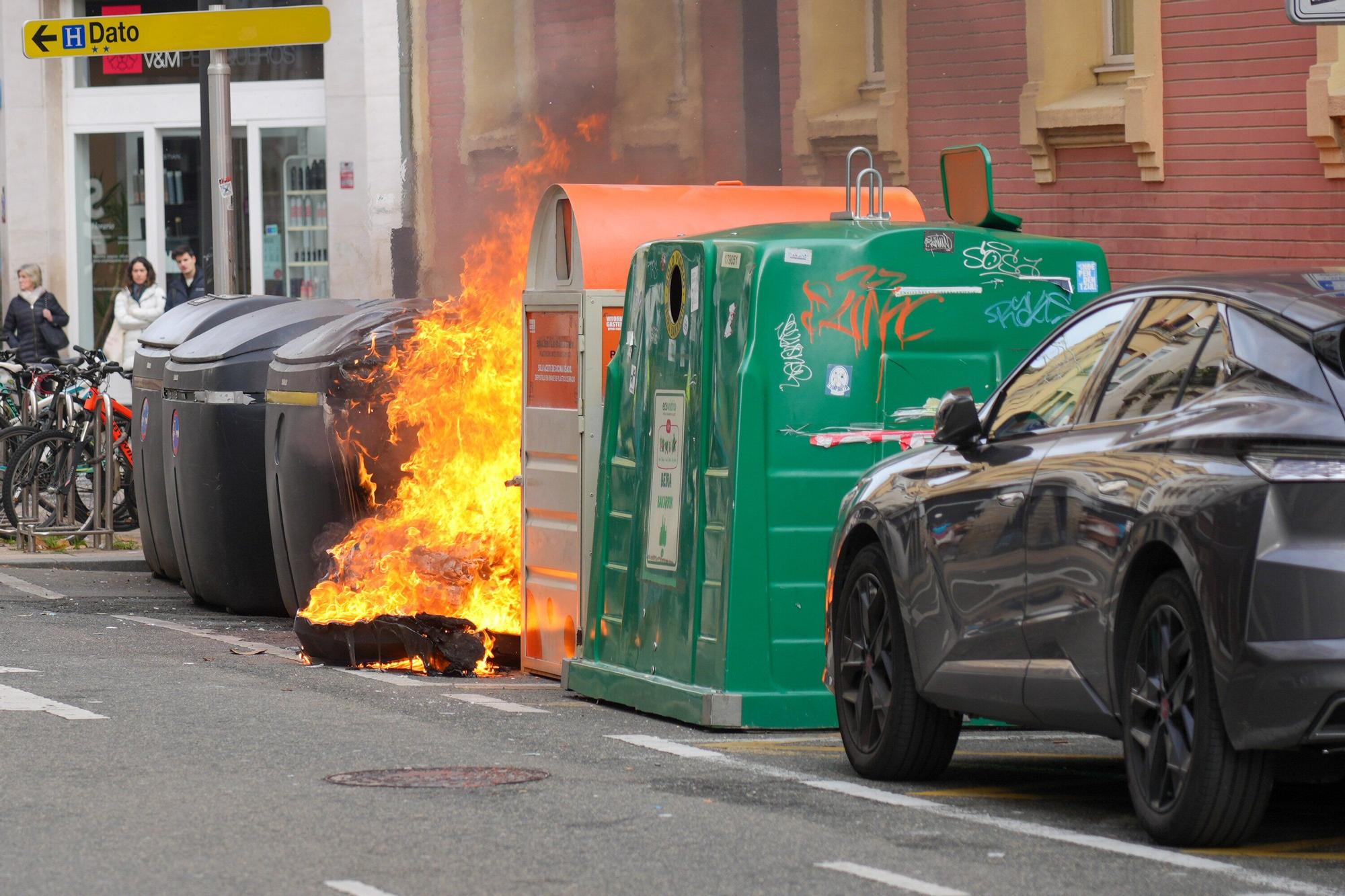 En imágenes: Arde un contenedor en Fueros a plena luz del día