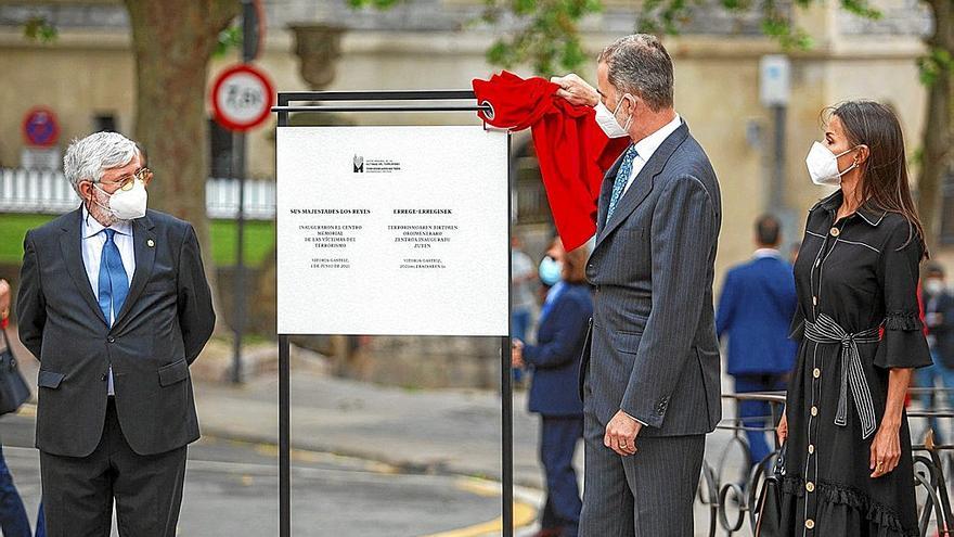 Inauguración del Centro Memorial de Víctimas del Terrorismo de Vitoria, con su director, Florencio Domínguez, y los reyes.