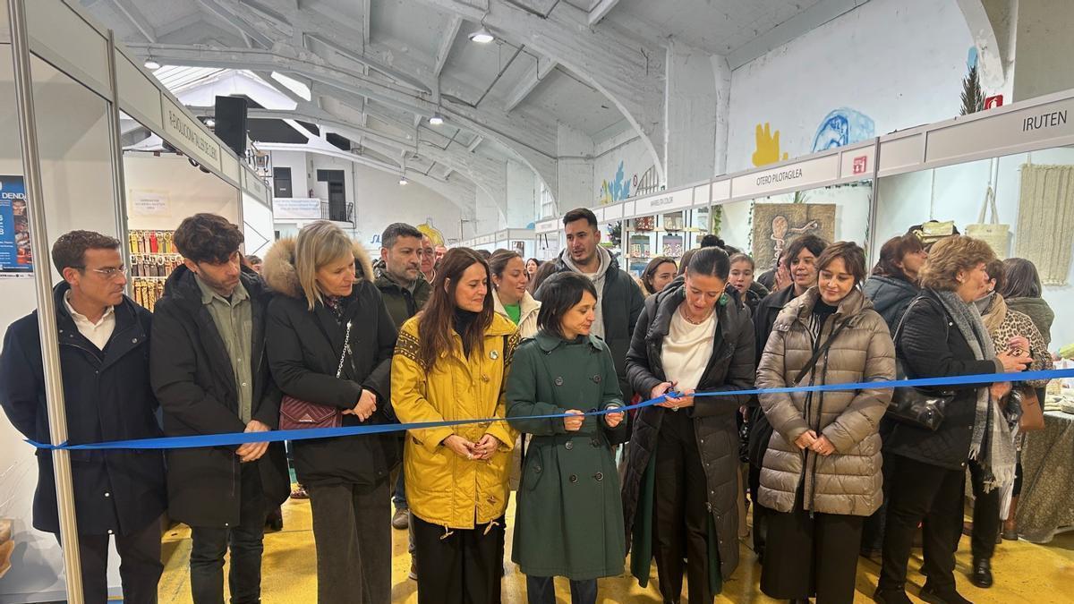 Mireia Elkoroiribe ha realizado el corte de cinta para inaugurar la Euskal Denda