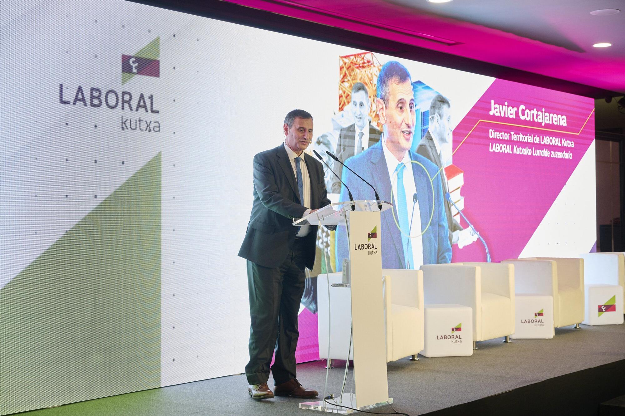 Fotos del encuentro de Laboral Kutxa para la presentación de su informe de la economía navarra