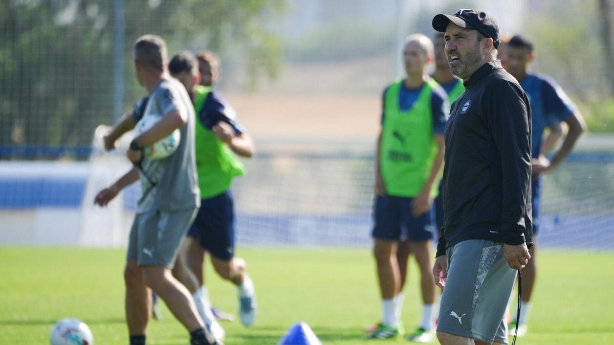 Coudet dirige un entrenamiento de pretemporada con los jugadores disponibles hasta el momento.