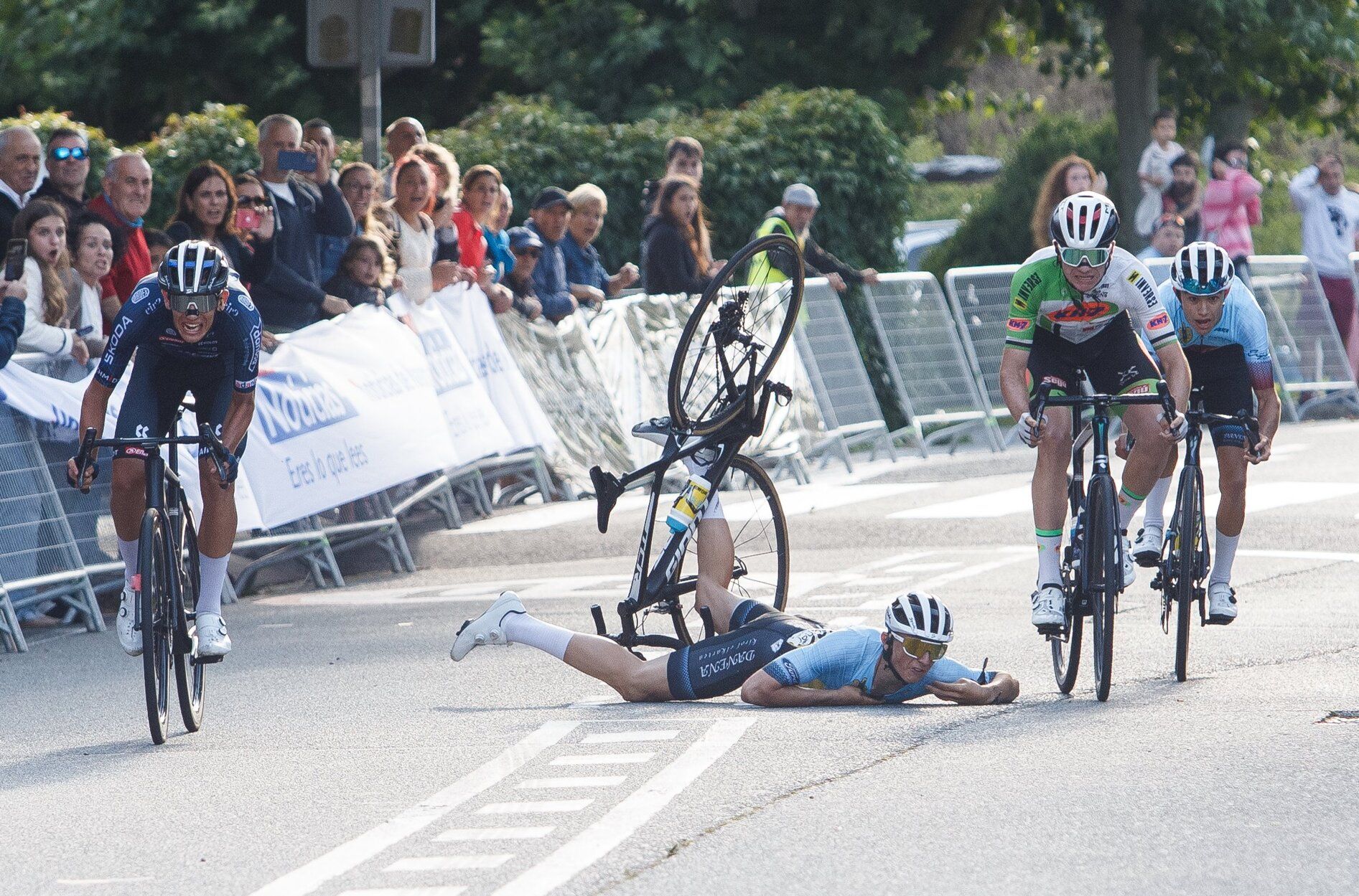 Imágenes de la llegada de la segunda etapa de la Vuelta a Pamplona