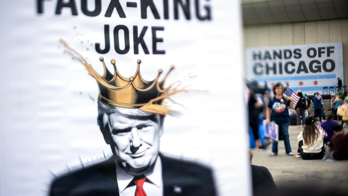 Detalle de una pancarta de una manifestación contra el presidente de EEUU Donald Trump