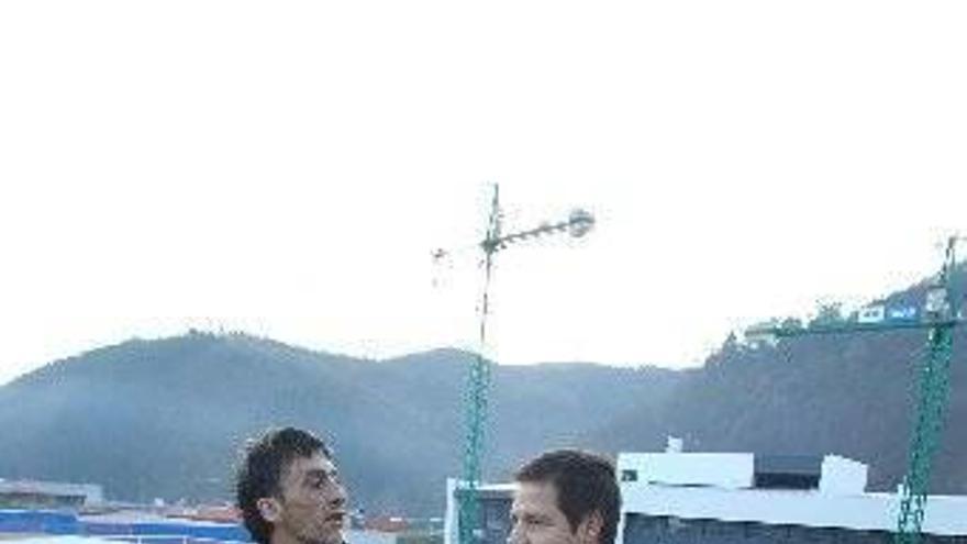 Emilio, albañil en paro; y Patxi, empleado de Antzibar, que cerrará el 4 de enero, posan junto a las obras de la ikastola Munibe de Azkoitia.