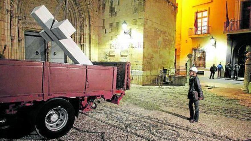 La orden llegó cuando los operarios habían retirado la cruz y desmontaban la base con inscripciones franquistas.