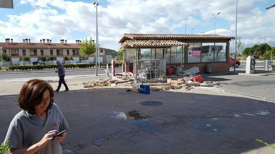 La explosión se ha producido en una pequeña dependencia anexa al túnel de lavado y utilizada para almacenar productos utilizados en el lavadero.