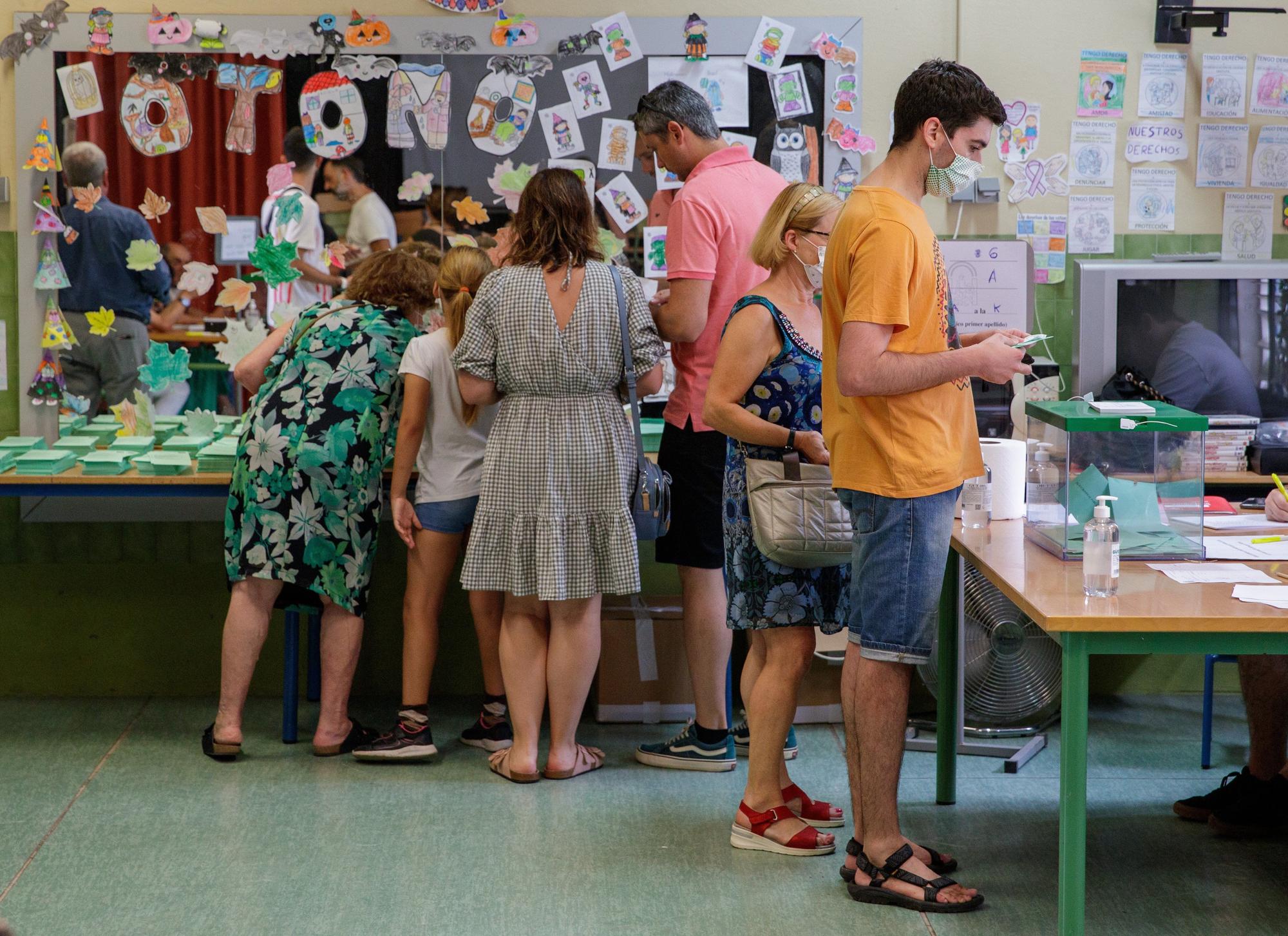 Abren los colegios electorales en Andalucía