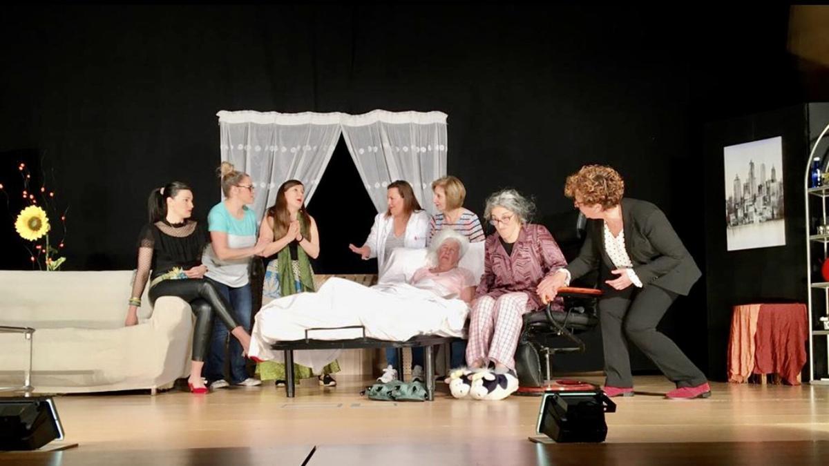 El elenco de actrices de Cárcar, en plena representación de la obra ‘La vida es puro teatro’.