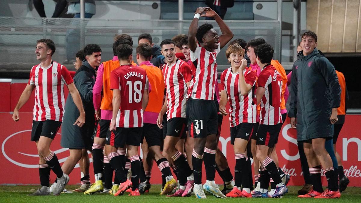 Oyono celebra con sus compañeros el gol de la victoria del Bilbao Athletic.