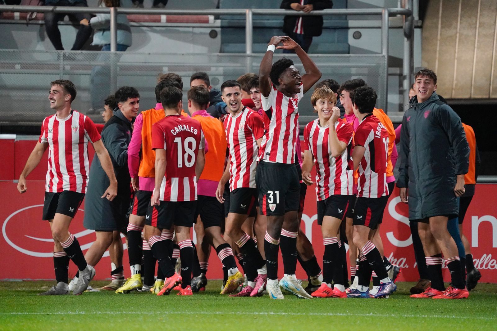 Oyono celebra con sus compañeros el gol de la victoria durante un partido Bilbao Athletic.