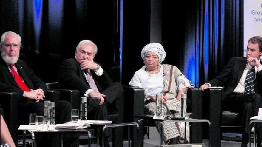 Los directores de la OIT, Juan Somavia, y del FMI, Dominique Strauss-Kahn; la presidenta de Liberia, Ellen Johnson Sirleaf, y Zapatero.