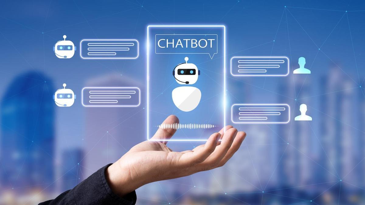 Una persona mantiene una conversación con un chatbot.