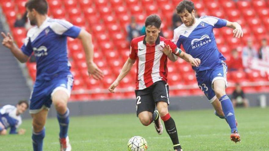 Una jugada del partido que ha enfrentado al Bilbao Athletic con el Mirandés