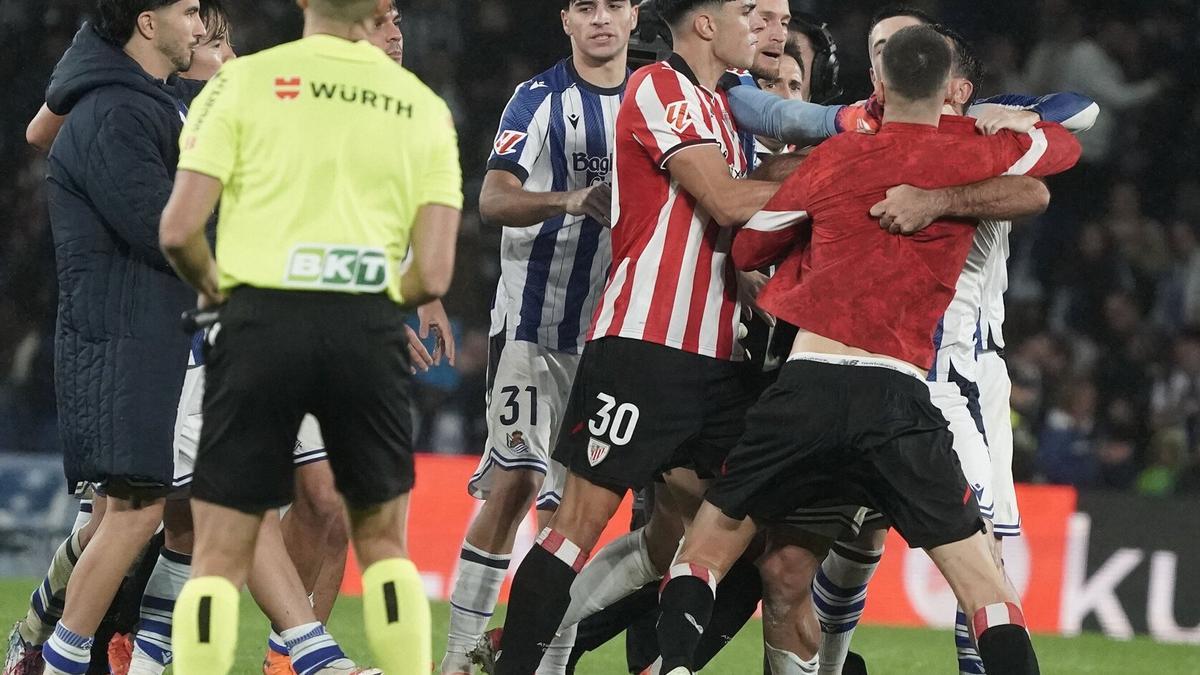 José Luis Munuera Montero observa el altercado protagonizado por Sancet.