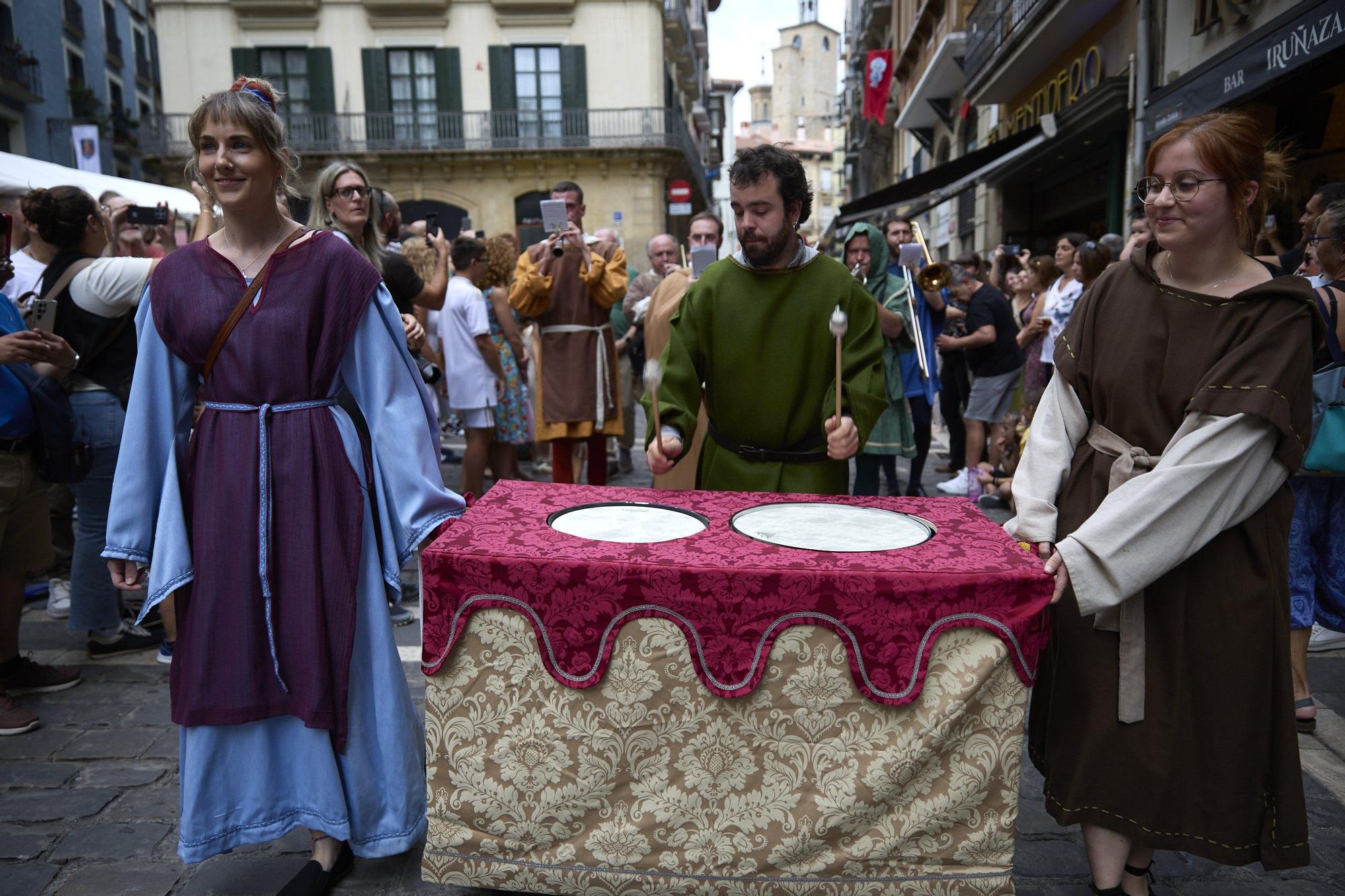 Fotos de la ceremonia de coronación de Carlos III, rey que unificó los tres burgos de Pamplona