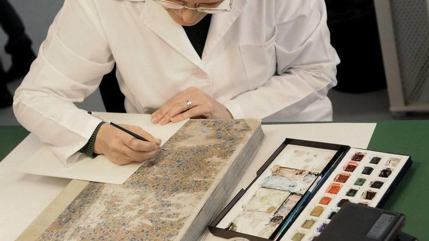 Una restauradora trabaja con el ejemplar de la denominada &#039;Biblia de Gutenberg&#039;.