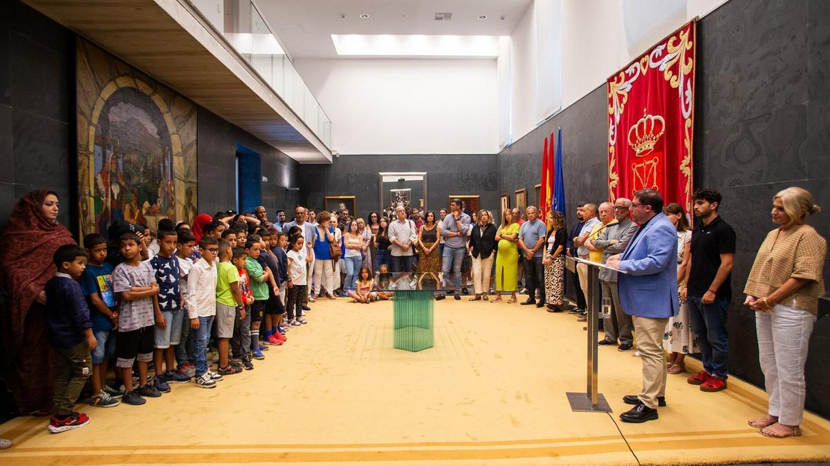 Unai Hualde, presidente del Parlamento de Navarra, se dirige a los niños saharauis en el acto de bienvenida.