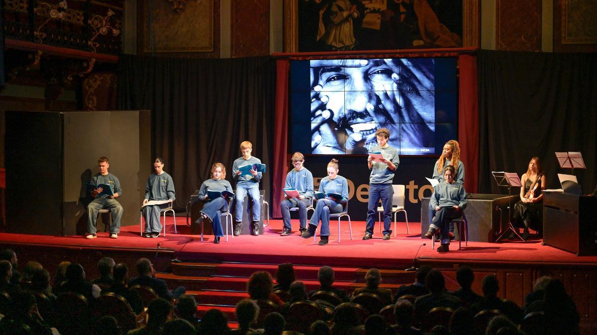 Lectura de la obra &quot;Voces desde la oscuridad&quot; por parte del alumnado de la Universidad de Deusto