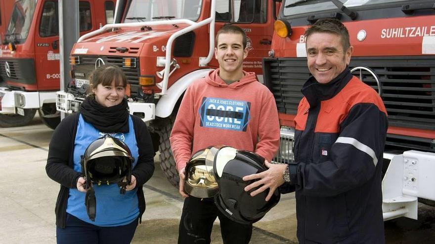 Victor Rubio entrega un casco a Javier Ruiz y Raquel Gutiérrez.