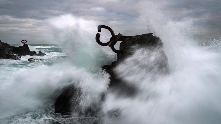 Alerta naranja: cierran el Paseo Nuevo, el espigón, el Peine del Viento y Urgull