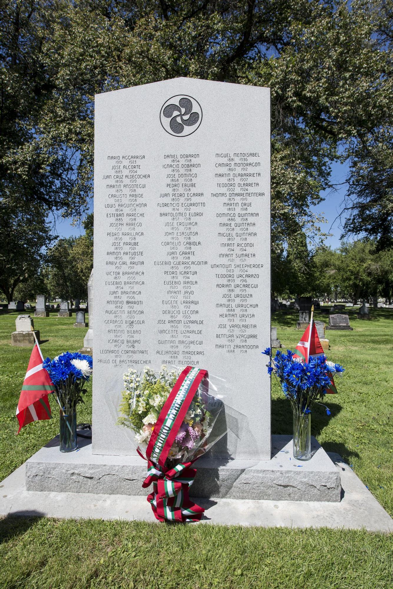 Lápida del cementerio de Boise rememorando a inmigrantes vascos que fueron enterrados sin lápida.