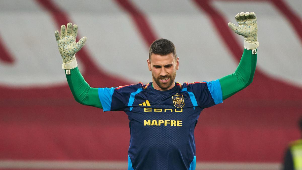 Unai Simón realiza ejercicios de calentamiento antes del partido ante Georgia.