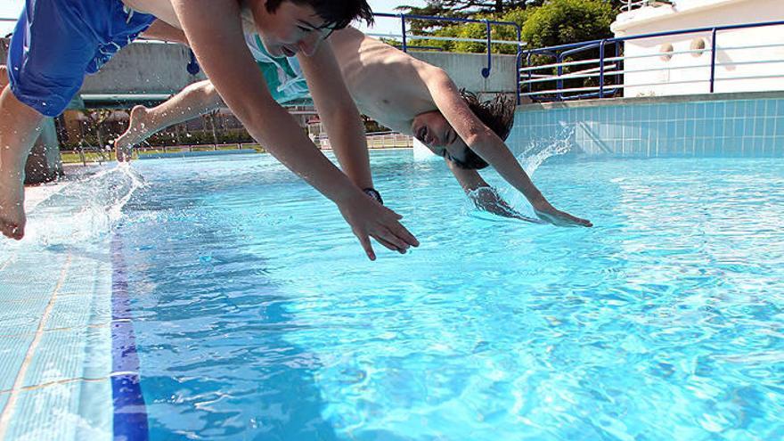 Dos niños divirtiéndose en las piscinas.