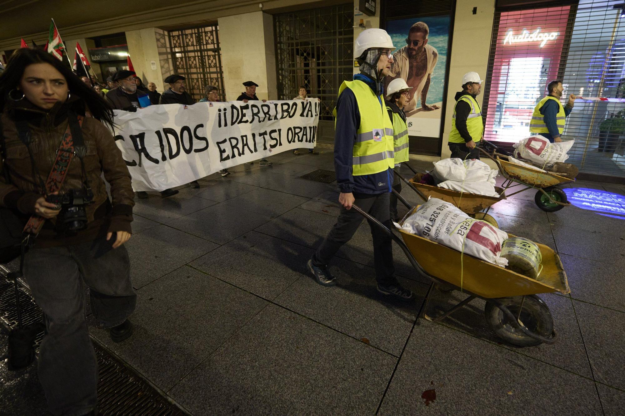 Manifestación de las asociaciones memorialistas para pedir el derribo del Monumento