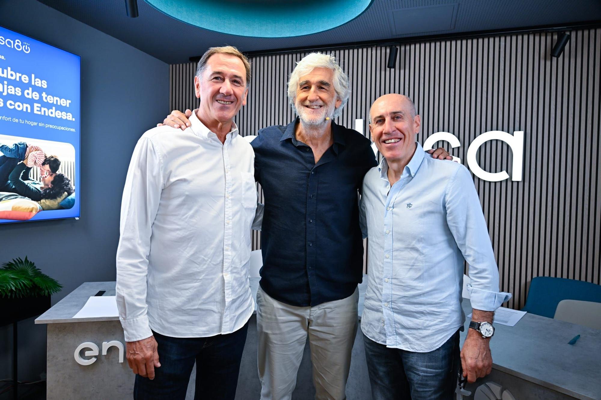 JJ Davalillo, Juanma López Iturriaga y Manu Sarabia, historia del deporte de Bizkaia en la fiesta de apertura de la nueva tienda de Endesa en Bilbao.