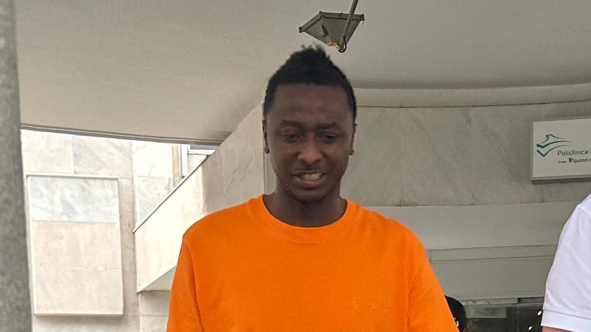El delantero de la Real Sociedad Umar Sadiq, en el exterior de la Policlínica