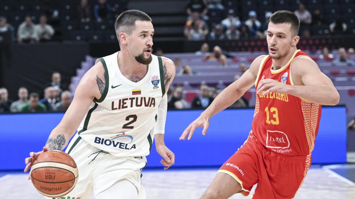 Margiris Normantas conduce el balón en el duelo de ayer ante Montenegro.