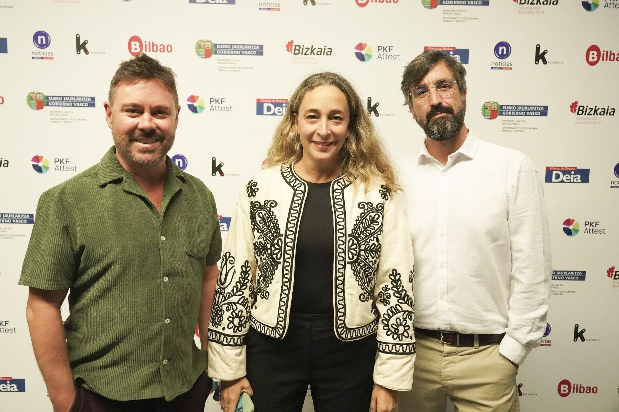 Iván Felipe, Yurdana Burgoa y Diego Urruchi, sonrientes al posar.