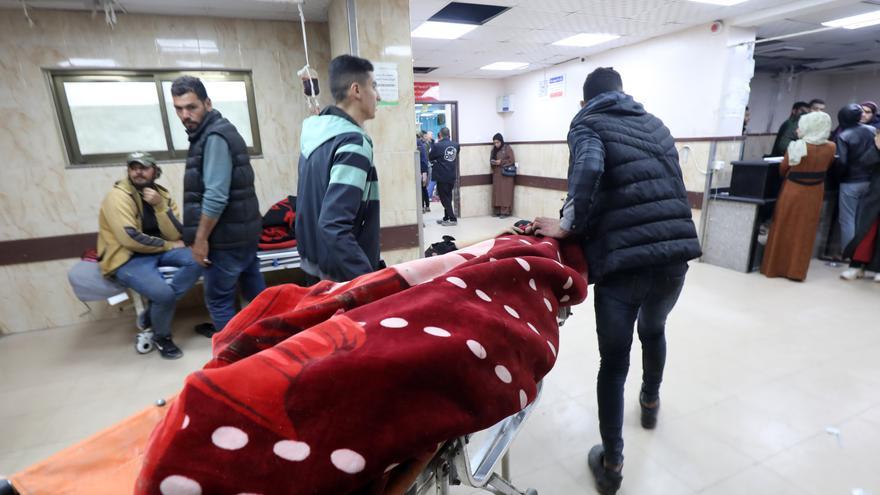 Israel bombardea el patio de un hospital en el centro de Gaza y mata a dos personas