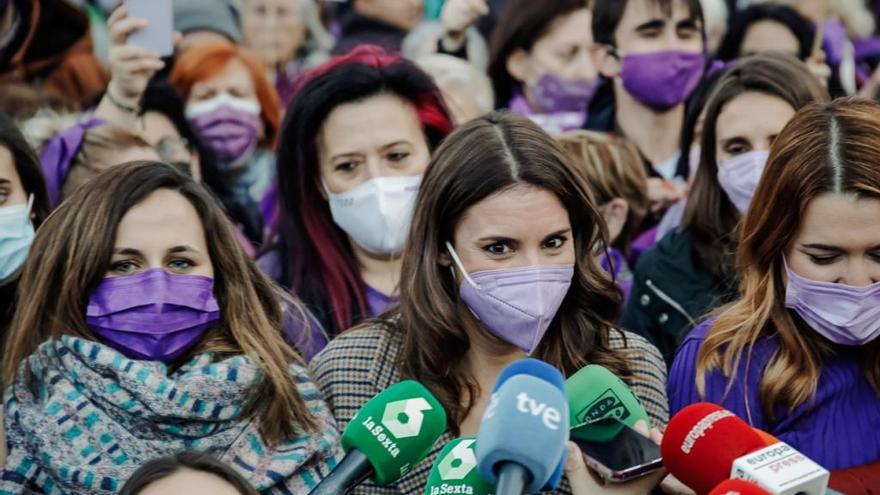 Las ministras Ione Belarra e Irene Montero en una de las movilizaciones del 8-M de 2022 en Madrid