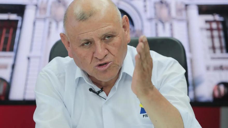 Fallece el candidato presidencial peruano Napoleón Becerra en un accidente de tráfico