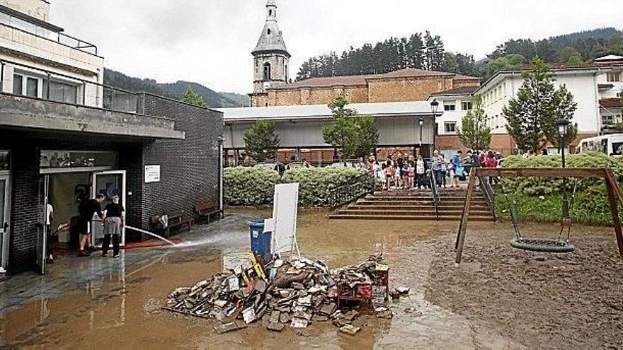 Tormenta y tromba de agua que anegó una biblioteca y un ambulatorio en Antzuola el pasado junio.