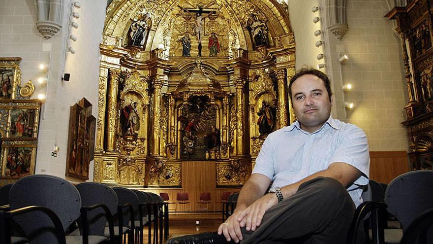 El director del coro de la AGAO, Iñigo Casalí, en una iglesia en Pamplona.